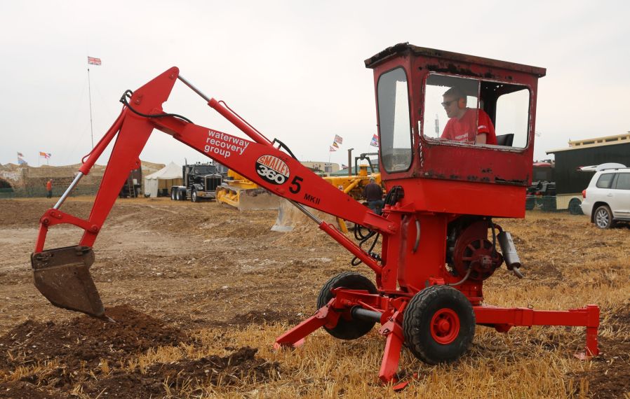 Smalley 5 Mini Digger Scaled 1