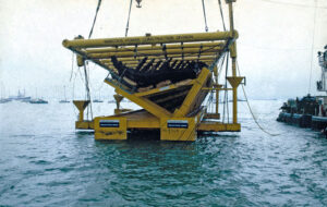 800px-MaryRose-salvage1982-above_water_edited